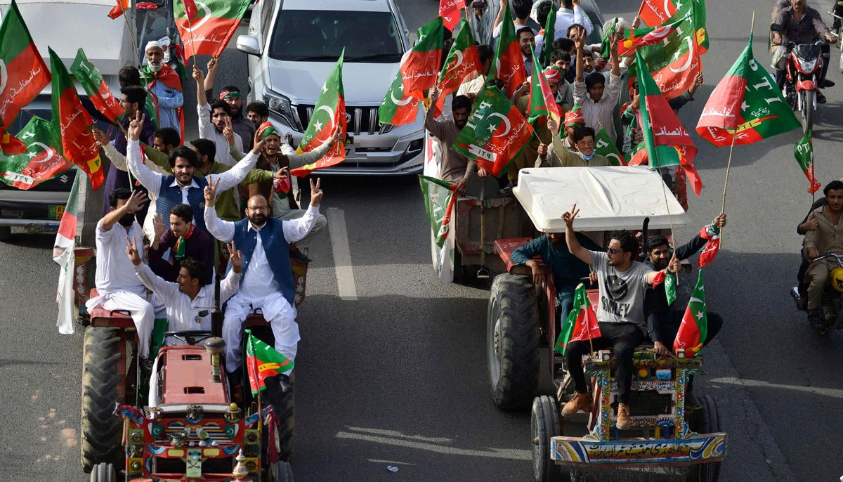 بڑے پیمانے پر گرفتاریوں اور کریک ڈاؤن میں تیزی کے باوجود پی ٹی آئی کا وفاقی دارالحکومت کی طرف مارچ جاری رکھنے کا اعادہ