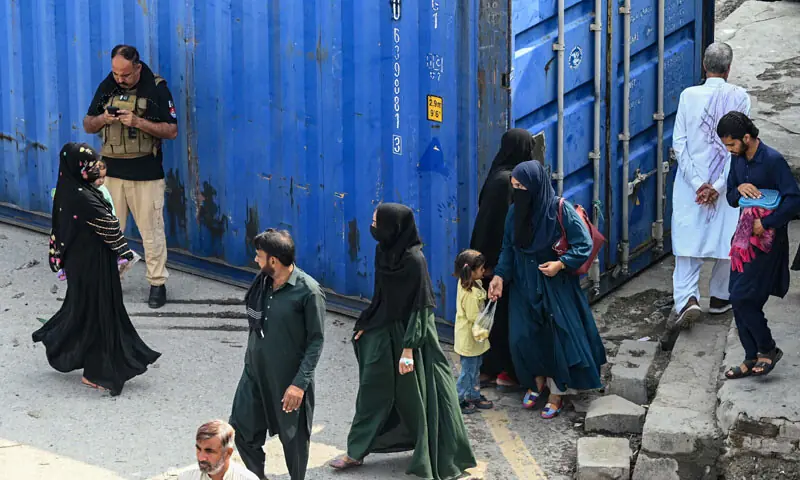 کنٹینرز اور مواصلاتی بندش سے پشاور کے معمولات متاثر