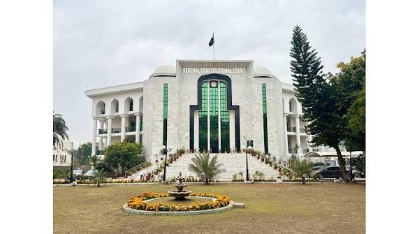 بشریٰ بی بی کی اپیل کی جلد سماعت کے لیے وکلا عدالت پہنچ گئے